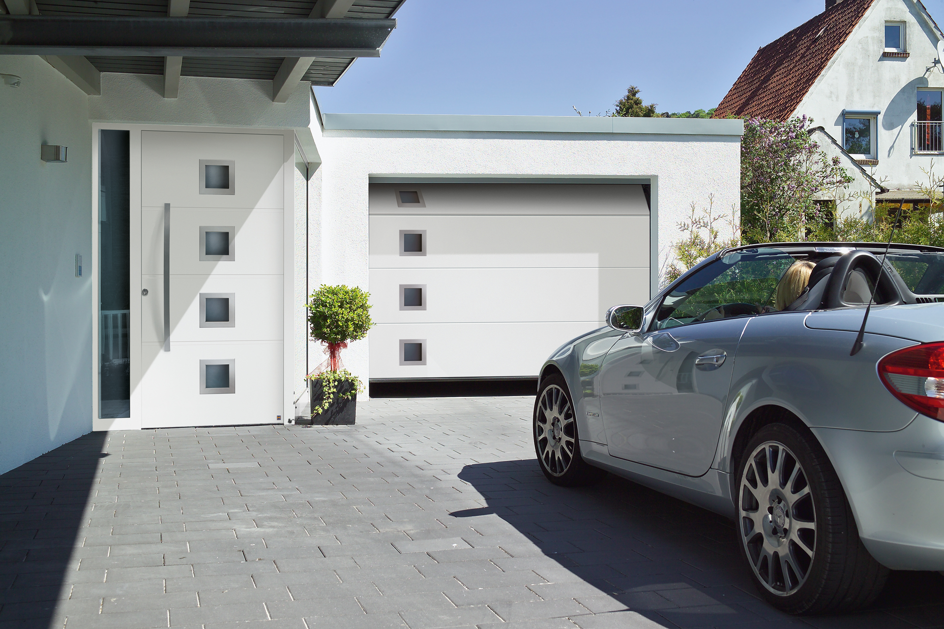 Haustür & Garage aufeinander abgestimmt durch modernes Design